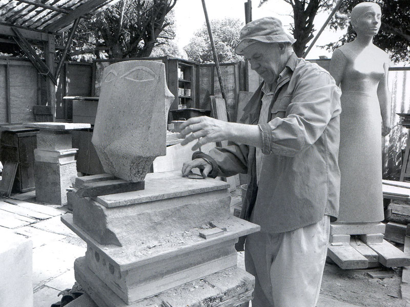 Bildhauer Klaus Kütemeier bei der Arbeit