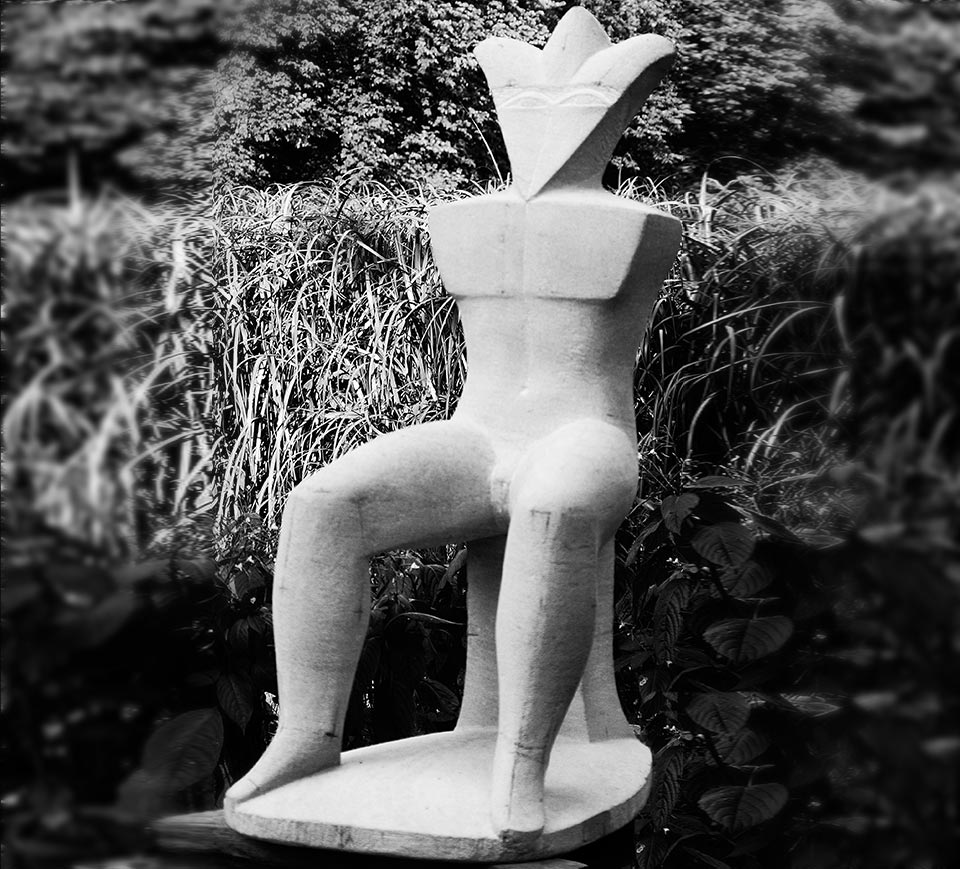 sitzende Steinfigur von Klaus Kütemeier