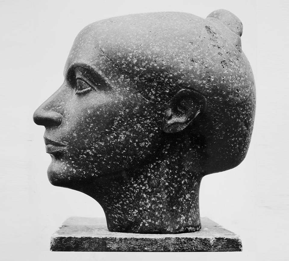 weiblicher Kopf aus dunklem Stein von Klaus Kütemeier