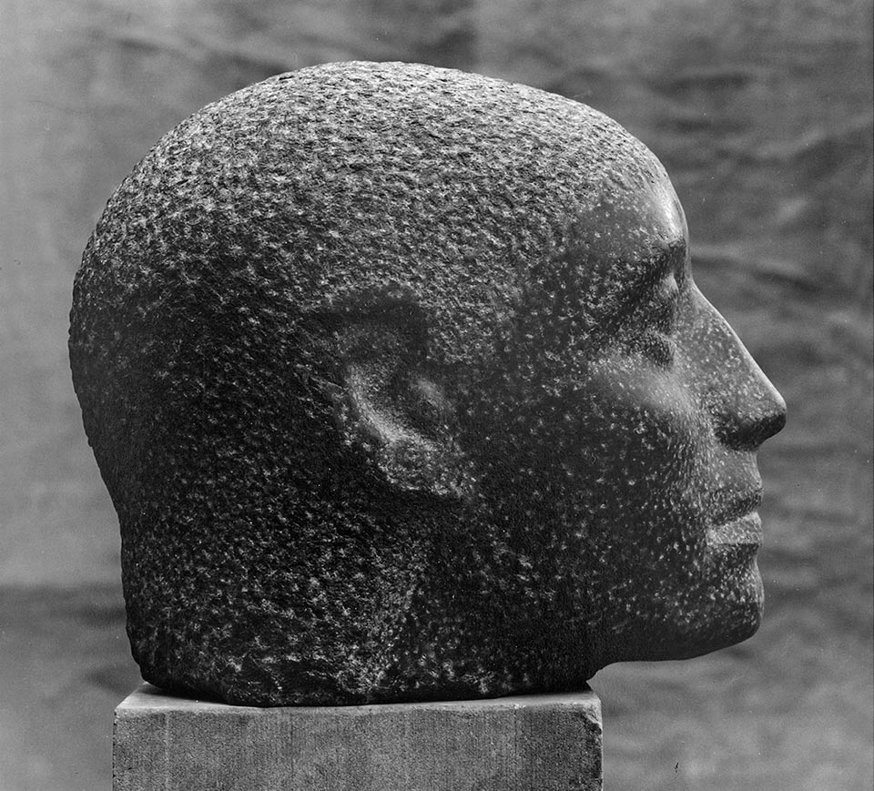 männlicher Kopf im Profil aus dunklem Stein von Klaus Kütemeier