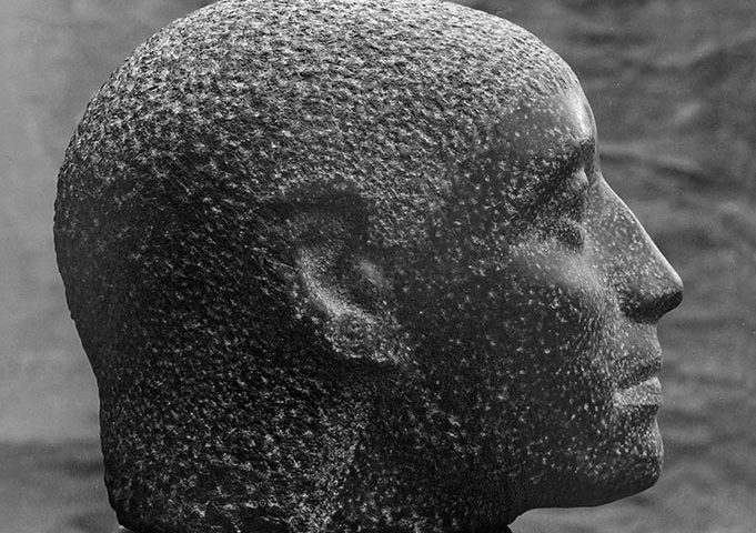 männlicher Kopf im Profil aus dunklem Stein von Klaus Kütemeier