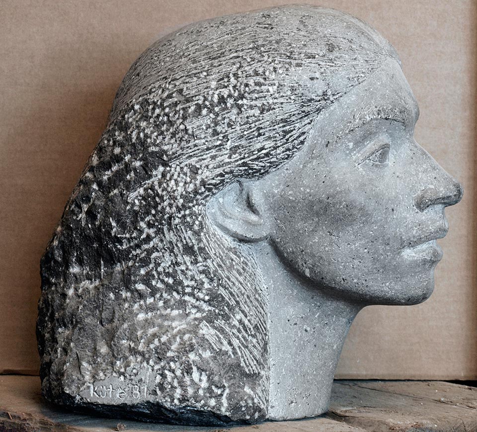 weiblicher Kopf im Profil aus hellem Stein von Klaus Kütemeier