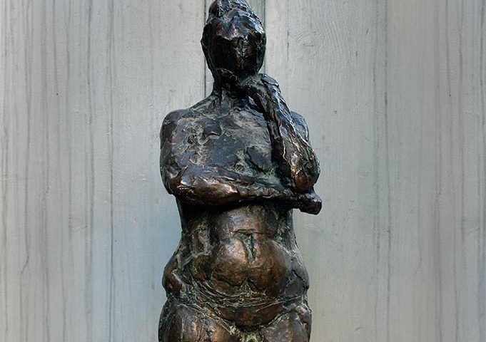 stehende weibliche Figur aus Bronze von Klaus Kütemeier