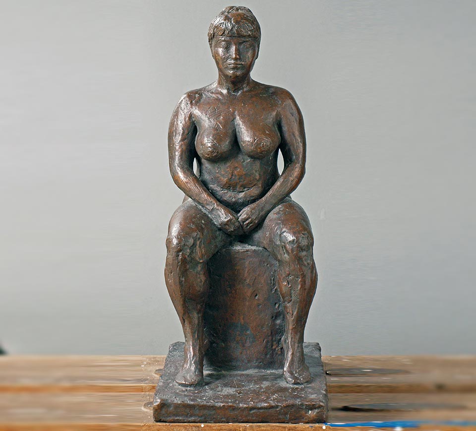 sitzende weibliche Figur aus Bronze von Klaus Kütemeier