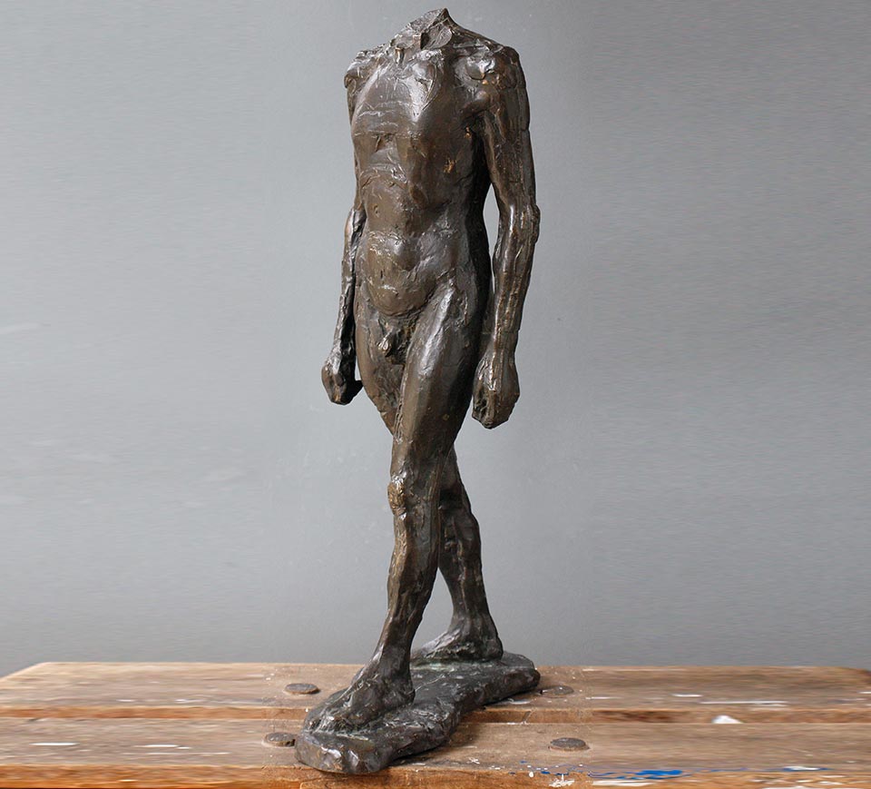 männlicher Torso schreitend aus Bronze von Klaus Kütemeier
