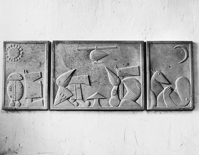 Triptychon aus Stein mit zeichenähnlichen Figuren von Klaus Kütemeier