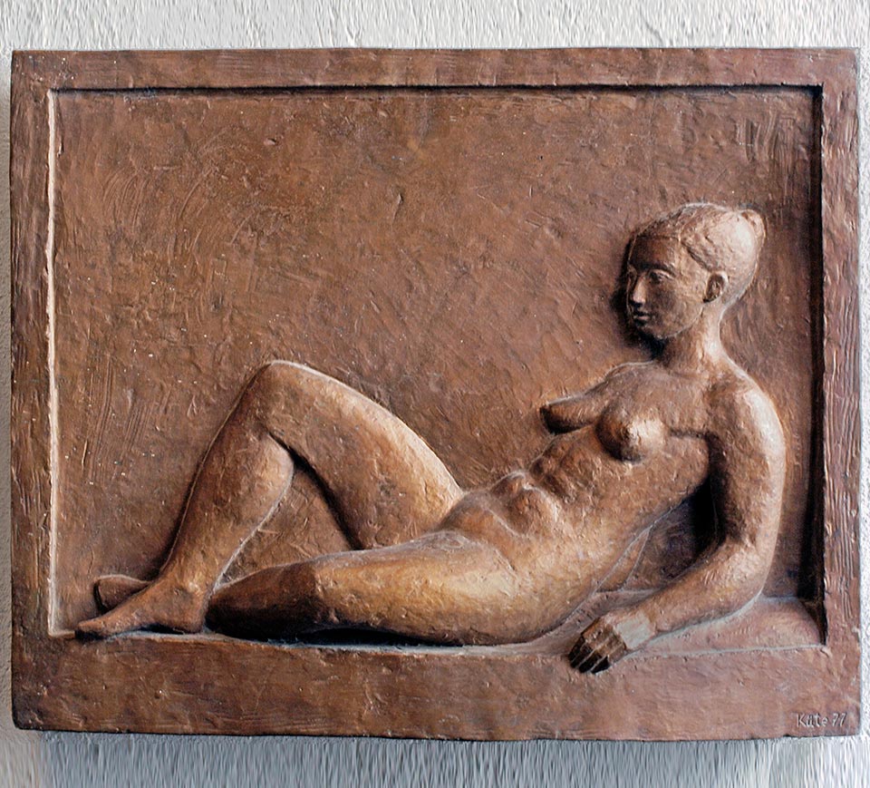 Bronze-Relief mit liegender weiblicher Figur von Klaus Kütemeier