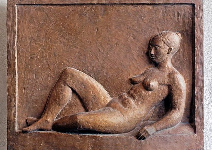 Bronze-Relief mit liegender weiblicher Figur von Klaus Kütemeier