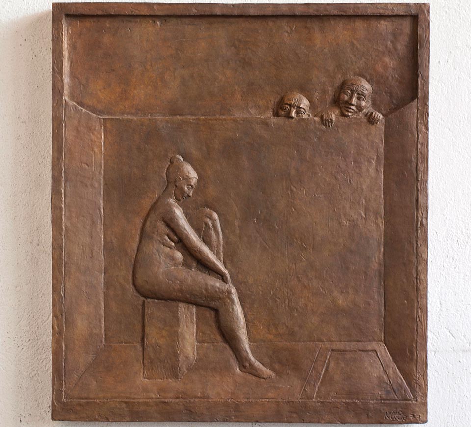 Bronze-Relief mit badender Drau von Klaus Kütemeier