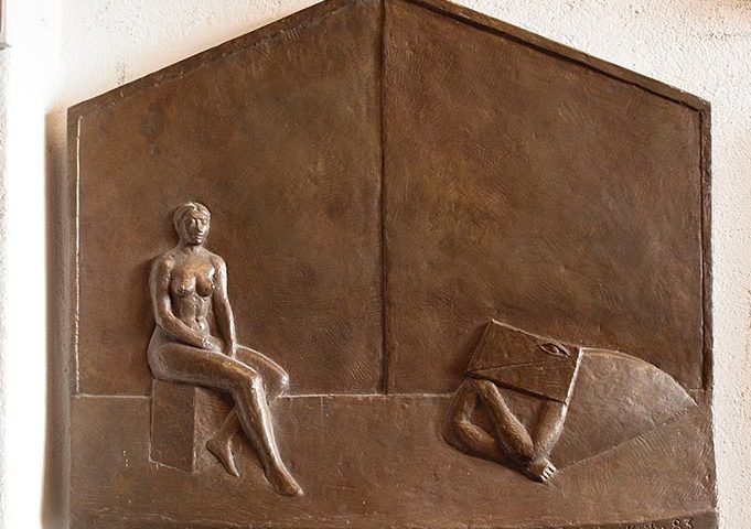 Bronze-Relief mit Frau und tierähnlicher Figur von Klaus Kütemeier