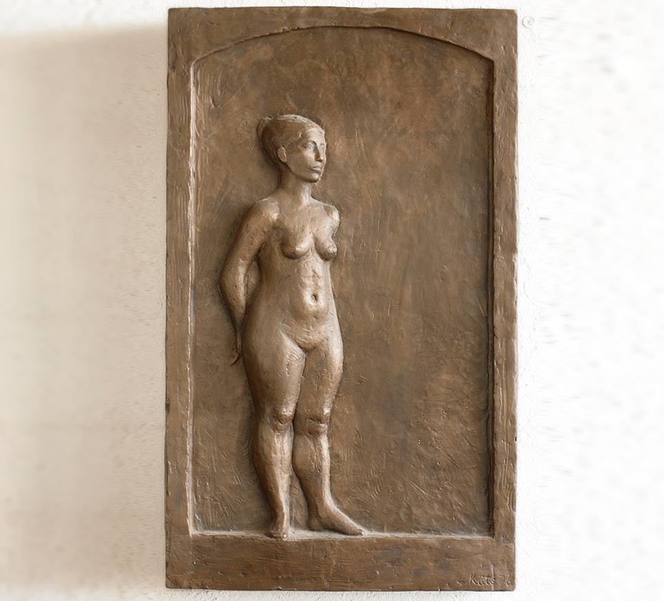 Bronze-Relief mit weiblicher Ganzfigur von Klaus Kütemeier
