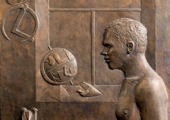 Relief aus Bronze mit Bildhauer und Globus von Klaus Kütemeier
