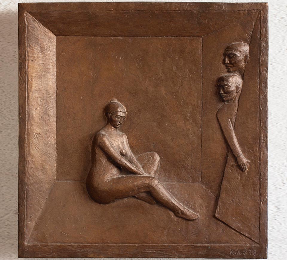 Relief aus Bronze mit badender Frau von Klaus Kütemeier