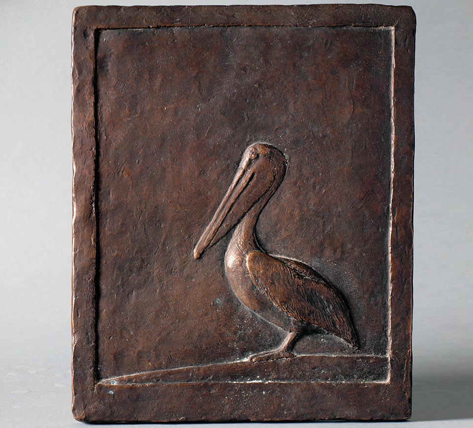 Bronzerelief mit Pelikan von Klaus Kütemeier